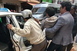 Sập tường nhà đang tháo dỡ, 3 người bị thương