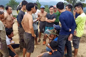 Thi thể phượt thủ đã được đưa lên đỉnh thác