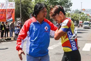 Tay đua ngã gãy xương vai giải HTV vẫn lên yên tranh tài