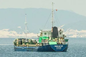 Một tàu biển bị giữ vô cớ cả tháng