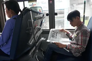 Thú vị với kệ báo trên xe buýt