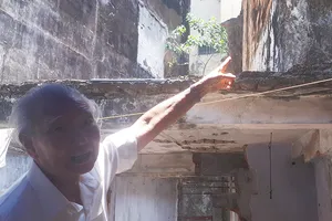 Lại dừng cưỡng chế cái ban công trái luật