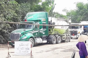 Đường bị chặn, các doanh nghiệp ‘khóc ròng’