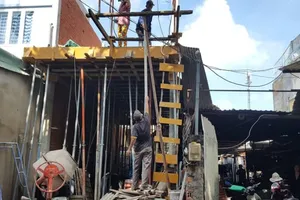 Hai nhà hàng xóm đều than mất đất