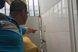 Trường học xây dựng khiến nhà dân bị nứt