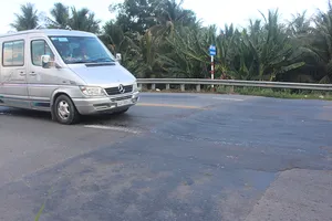 Mố cầu bị sụp, lún tại đường dẫn cầu Cổ Chiên