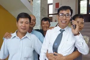 Tòa tuyên 5 bị cáo trắng án, người dân khóc nức nở