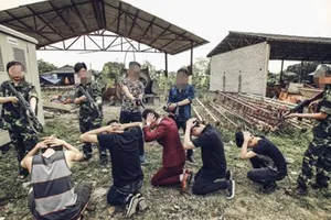 Sốc với ảnh kỷ yếu 18+ dung tục và phản cảm