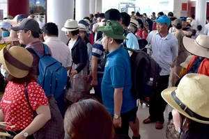 Điều 12 tàu đưa hàng ngàn du khách kẹt ở đảo Lý Sơn vào bờ