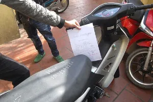 Xe máy tông ô tô, tự thỏa thuận đền bù thì có bị giam xe?