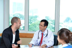 Khách Tây rủ nhau sang Việt Nam… chữa bệnh