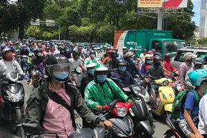 Nhiều điểm tụ tập đông người, giao thông ách tắc