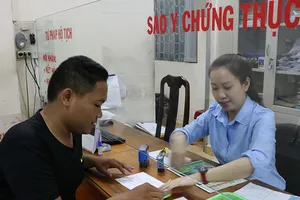 Phục vụ dân, cán bộ làm xuyên trưa, tối