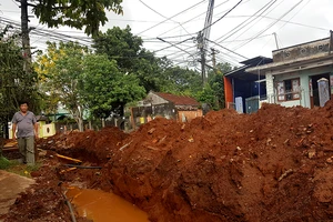 Thi công đường, dân không ra được nhà​