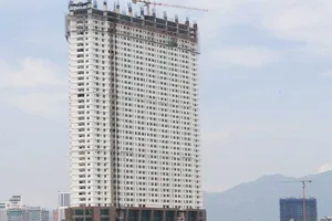 Tranh luận về tháo dỡ ba tầng cao ốc ở Khánh Hòa