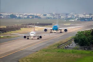 2 đường băng ở Tân Sơn Nhất, Nội Bài bị nứt vỡ