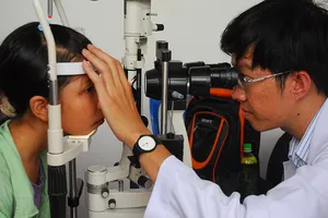 Ăn cháo chữa cận thị: Cận không khỏi, mắt càng thêm nheo