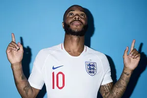 Sterling, từ tay cọ bồn cầu đến số 10 của tuyển Anh