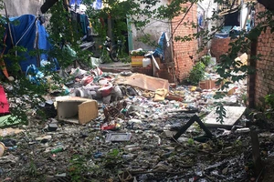 Kênh thoát nước ở Bình Thạnh bị bức tử