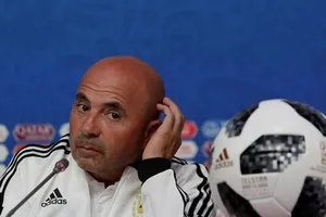 HLV Jorge Sampaoli ngồi ghế không chân