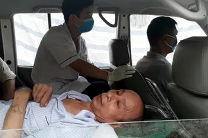 Áp giải kẻ dâm ô bé gái tới tòa bằng xe cứu thương