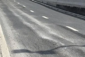 Đường dẫn cầu vượt Mỹ Thủy mới thông xe đã sụt lún?