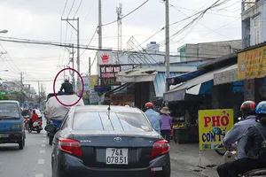 Leo lên nóc xe ngồi