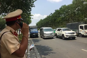 Xe quá tải tung hoành khắp nơi