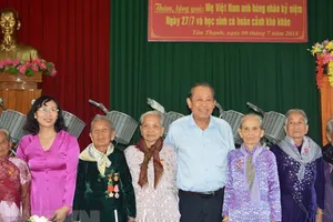 Phó Thủ tướng Trương Hòa Bình thăm hỏi các mẹ VNAH