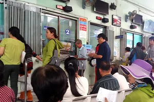 Giảm giá chữa bệnh nhưng dân lo, bệnh viện thì gồng mình