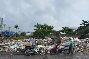 Rác gom về rồi lại tiếp tục hành dân