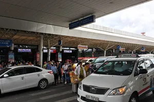 Tai nạn rình rập khách rời sân bay Tân Sơn Nhất