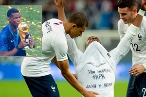 Pogba nhớ về cha sau khi đoạt cúp