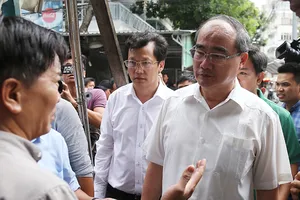 Bí thư Nguyễn Thiện Nhân đi thăm bà con Thủ Thiêm