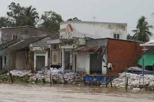 Làm kè chống sạt lở cho khu vực Thới Lợi