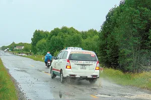Đường Năm Căn-Đất Mũi lởm chởm ‘ổ gà’, ‘ổ voi’