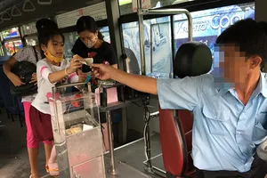 Vé tự động xe buýt: Phiền khách, mệt bác tài!