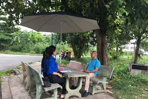 Cán bộ đến nhà giúp dân làm thủ tục đất đai