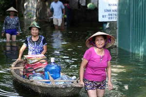 Sống ở Hà Nội phải biết… chèo thuyền