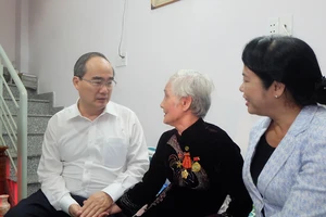Bí thư Nguyễn Thiện Nhân thăm gia đình chính sách