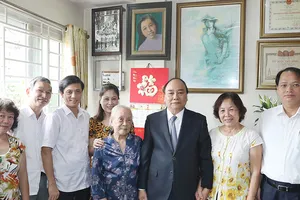 Thủ tướng thăm hỏi các gia đình liệt sĩ tại Hà Nội