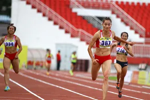 Đội tuyển vừa chạy vừa… giữ chân