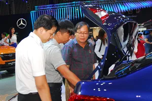 Giá ô tô nhảy múa cùng đồng đôla Mỹ