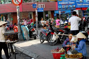 Một thập niên giành giật, ‘cuộc chiến’ vỉa hè chưa chấm dứt