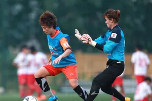 Tập ở Nhật, chơi ở Indonesia