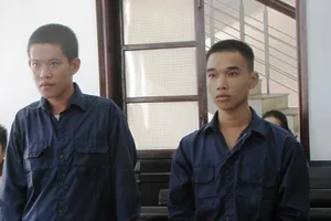 Án chồng án, 2 thanh niên dắt nhau vào tù