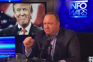 Apple, Facebook, YouTube vào cuộc chiến thông tin