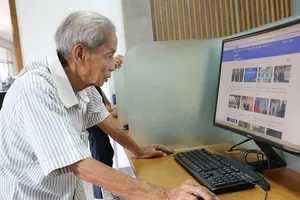 Cụ ông gần 80 tuổi miệt mài học tiếng Anh