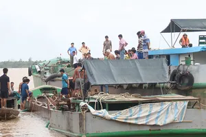 Hàng chục dân vây bắt, ẩu đả với ‘cát tặc’