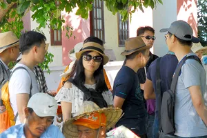 Hướng dẫn viên Trung Quốc lộng hành